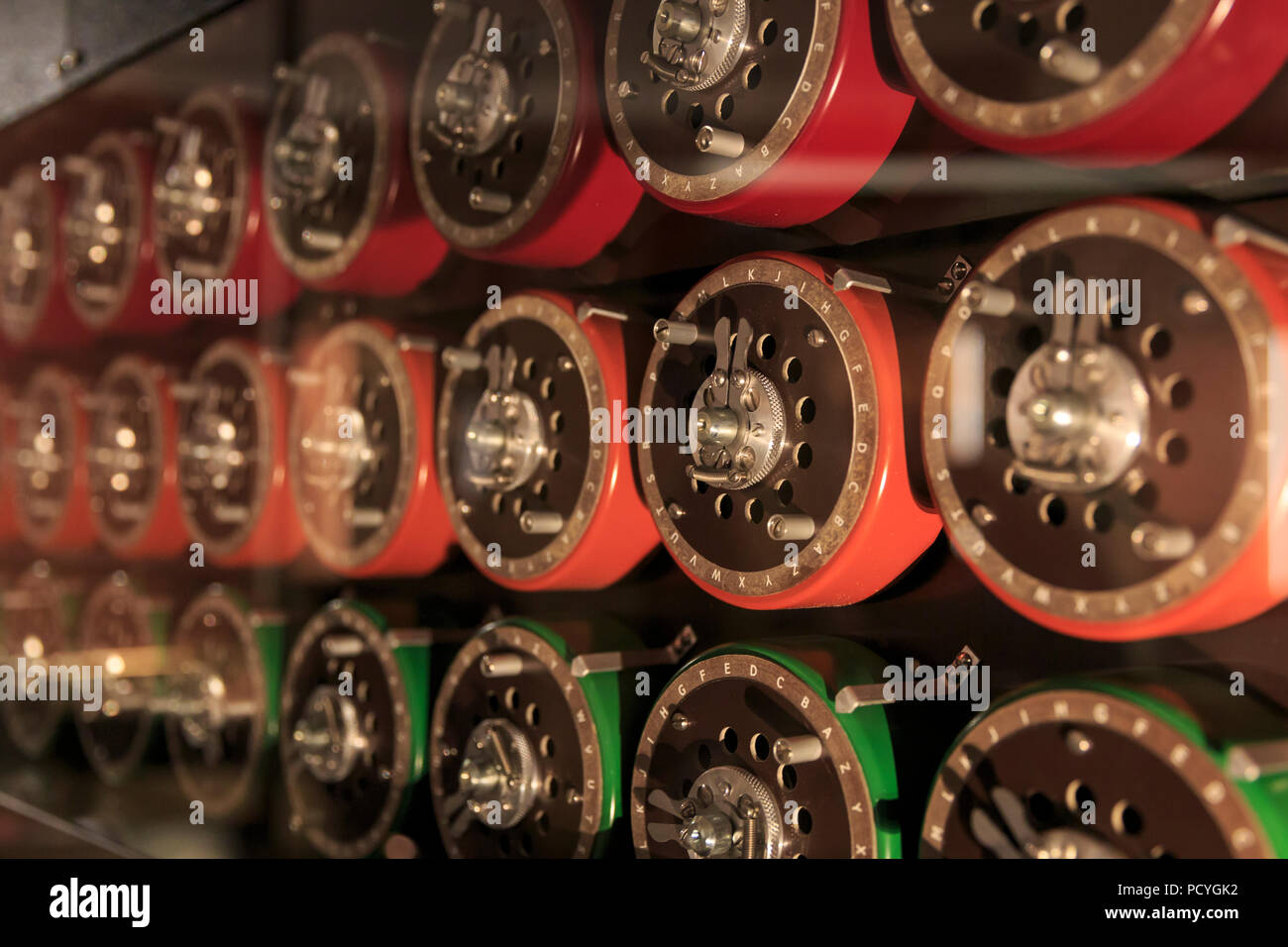 Una replica di bombe a Bletchley Park, casa della famosa codebreakers del Governo Codice e Cypher School - il precursore del GCHQ Foto Stock