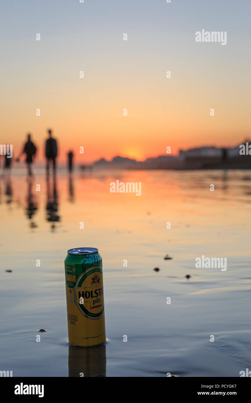 I riflessi del tramonto sulla spiaggia al tramonto, durante la bassa marea a Brighton Foto Stock