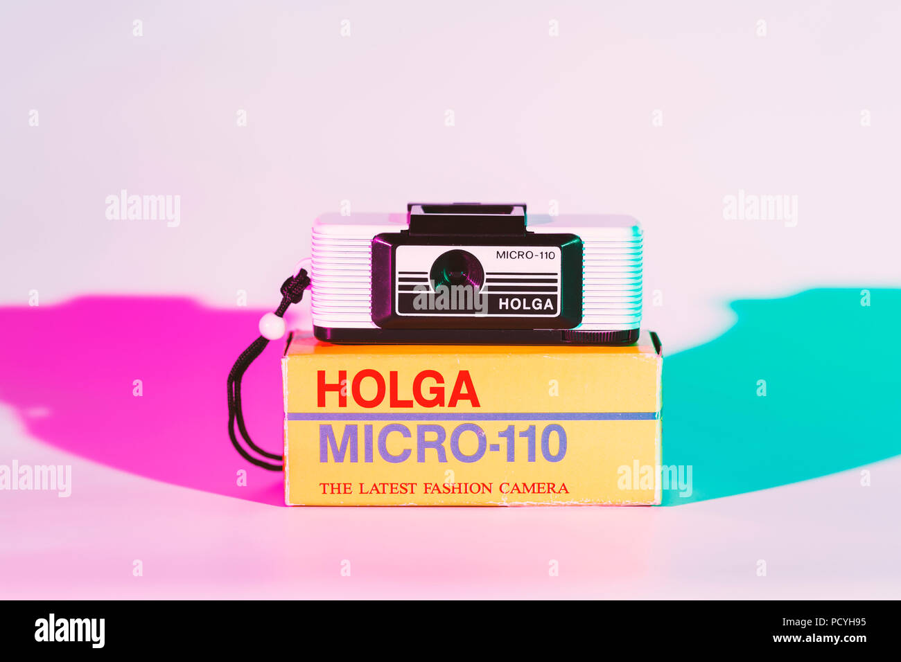 CHONBURI, Thailandia - Agosto, 2018 : Holga 110 Micro Fotocamera e la casella, usato colore coperchio piastra flash per rosa e morbida di colore blu ombra. Foto Stock