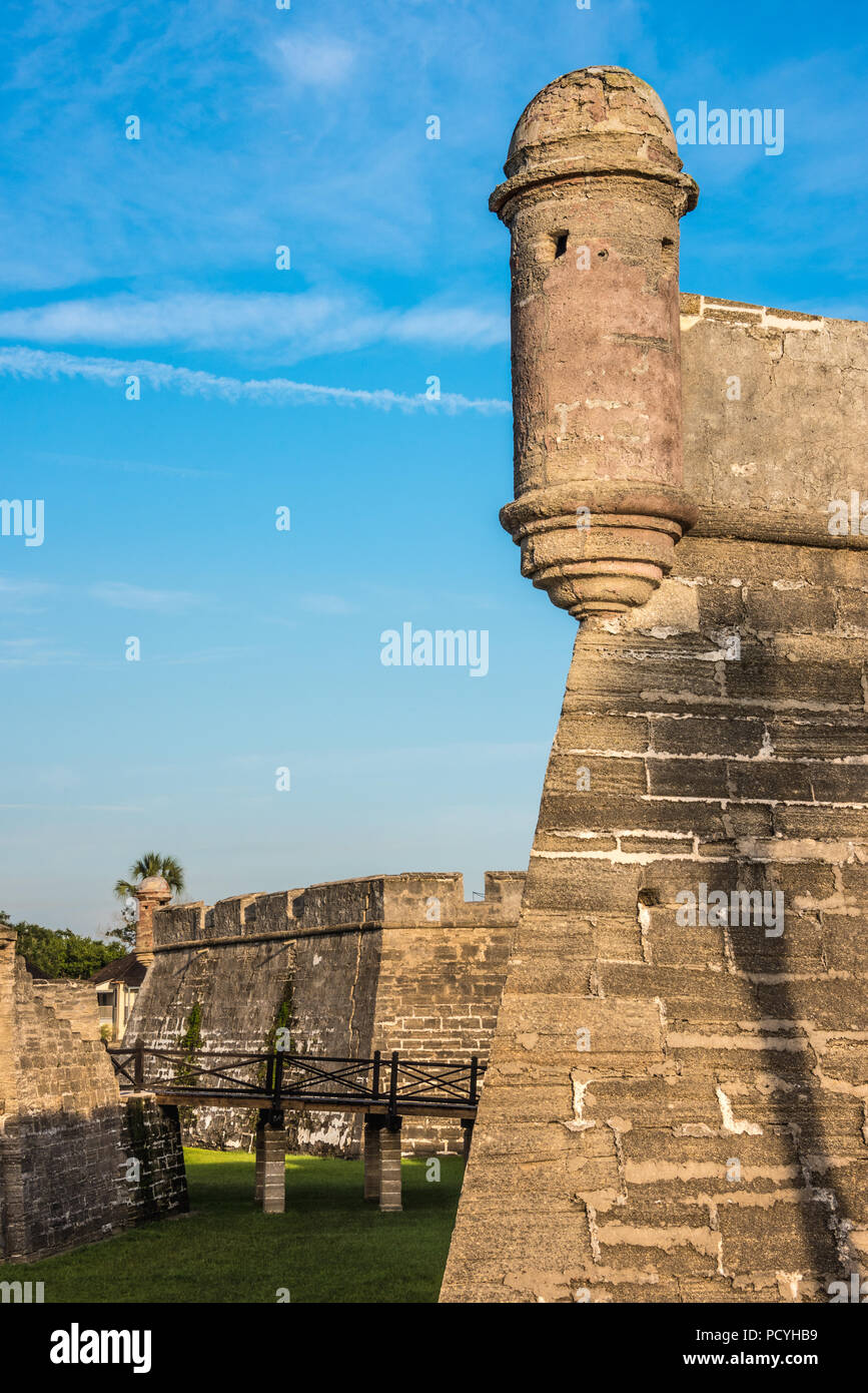 La torretta che sovrasta un fossato asciutto al Castillo de San Marcos in Matanzas Baia lungomare nel centro storico di Sant'Agostino, Florida. (USA) Foto Stock