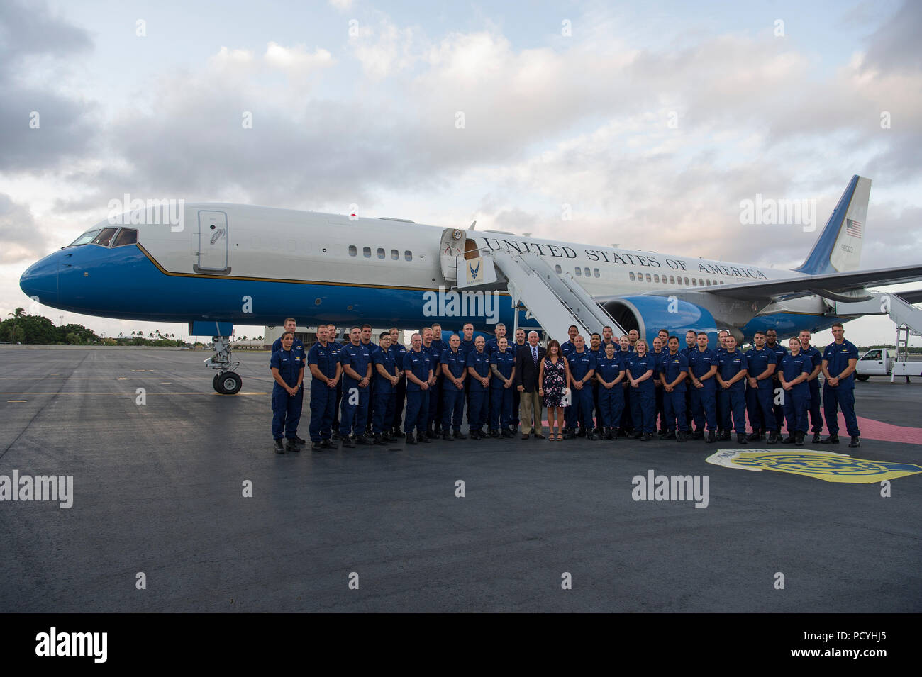 Vice Presidente Mike Pence, secondo la Signora Karen Pence commemora la U.S. Coast Guard 228th del compleanno e visite con i membri del servizio prima della partenza Base comune Harbor-Hickam perla, Hawaii, Agosto 4, 2018. Pence era sull isola per gli onorevoli portano cerimonia, 1 agosto, dove 55 casi di trasferimento di credere di essere soldati americani sono stati restituiti agli Stati Uniti. Questa missione segna il costante impegno realizzato tra il Presidente Trump e il presidente Kim per tornare soldati americani uccisi durante la Guerra di Corea. (U.S. Air Force foto di Master Sgt. Theanne Herrmann) Foto Stock