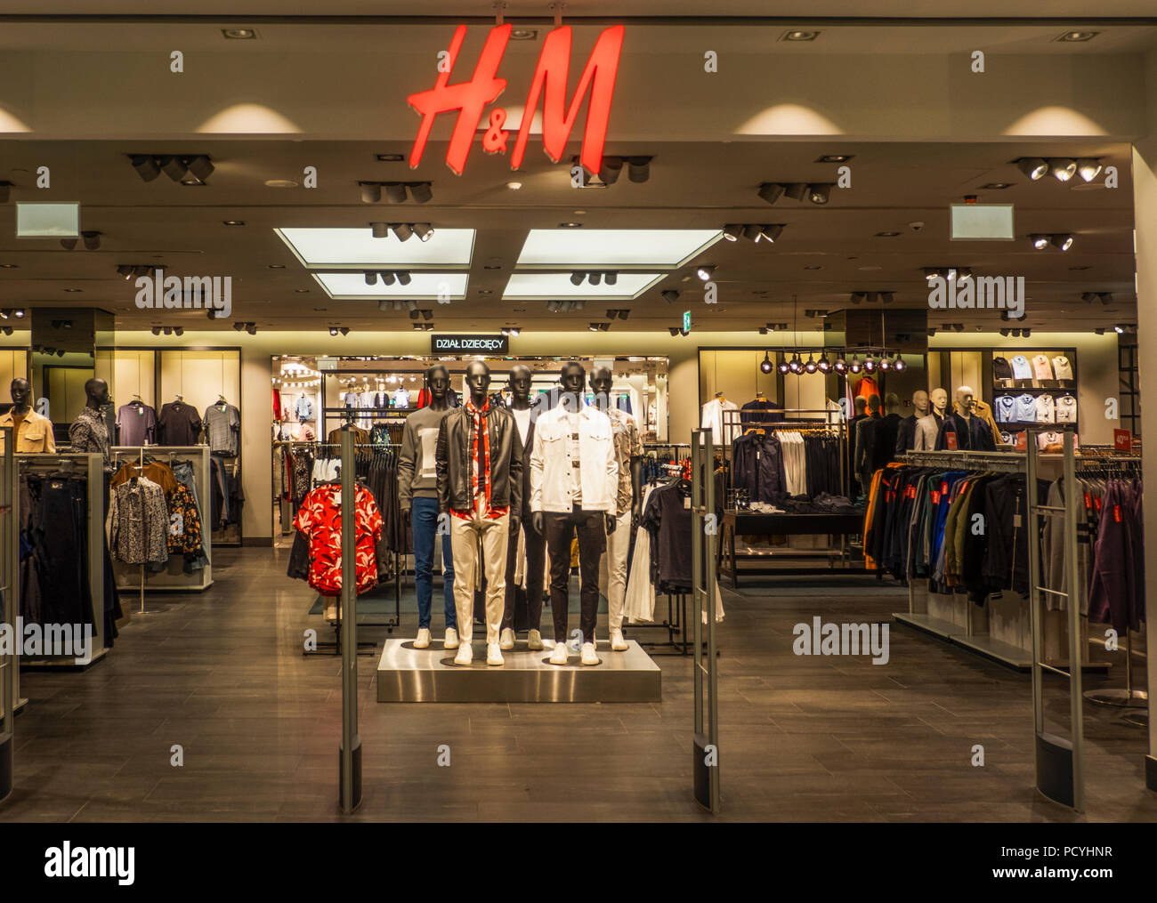 La Polonia, Cracovia - Marzo 19, 2018: H&M store nella Galeria Krakowska  Foto stock - Alamy