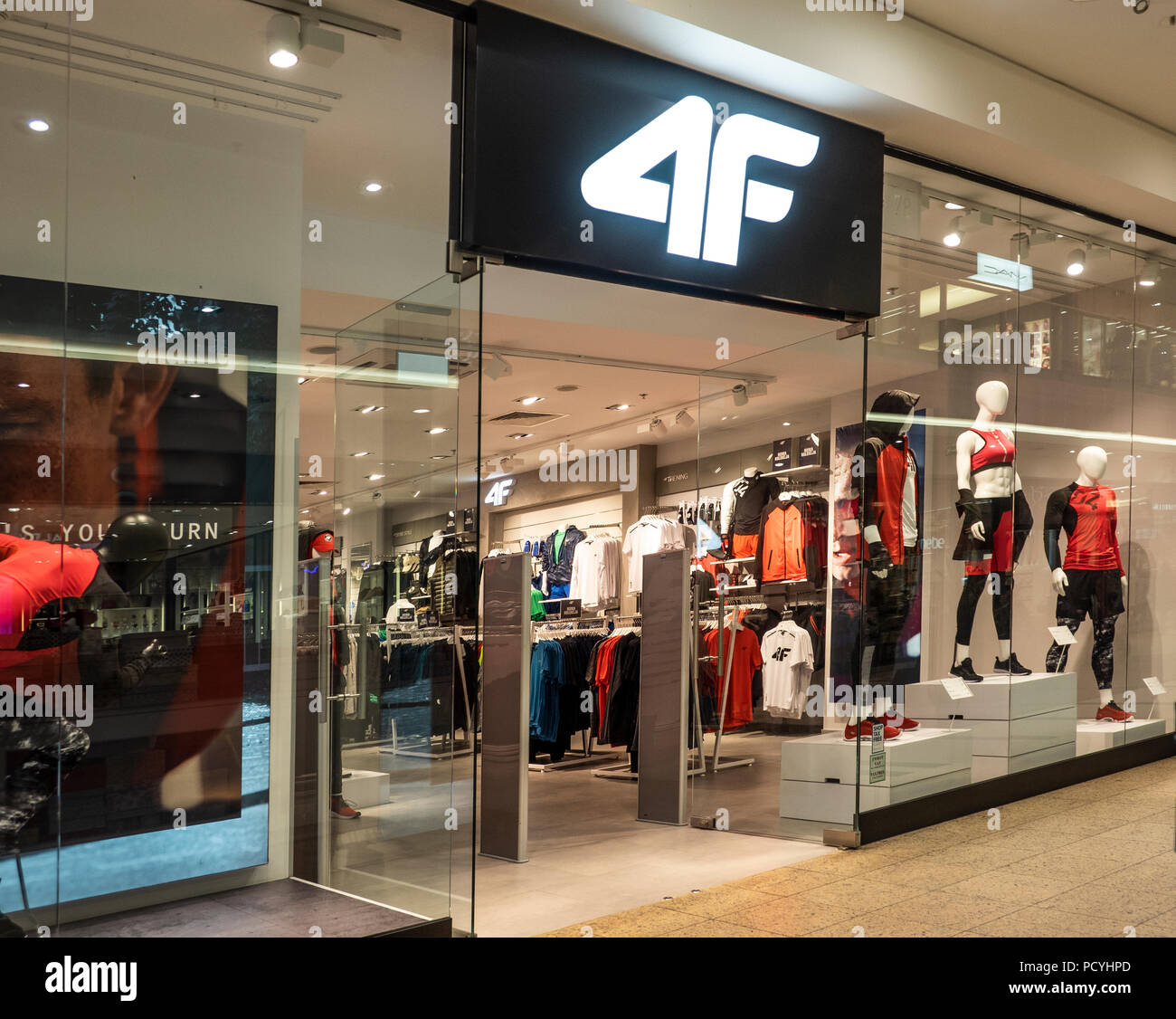 4F memorizzare nella Galeria Krakowska. 4f è una delle principali società  polacca la produzione di alta qualità e di abbigliamento sportivo  abbigliamento turismo Foto stock - Alamy