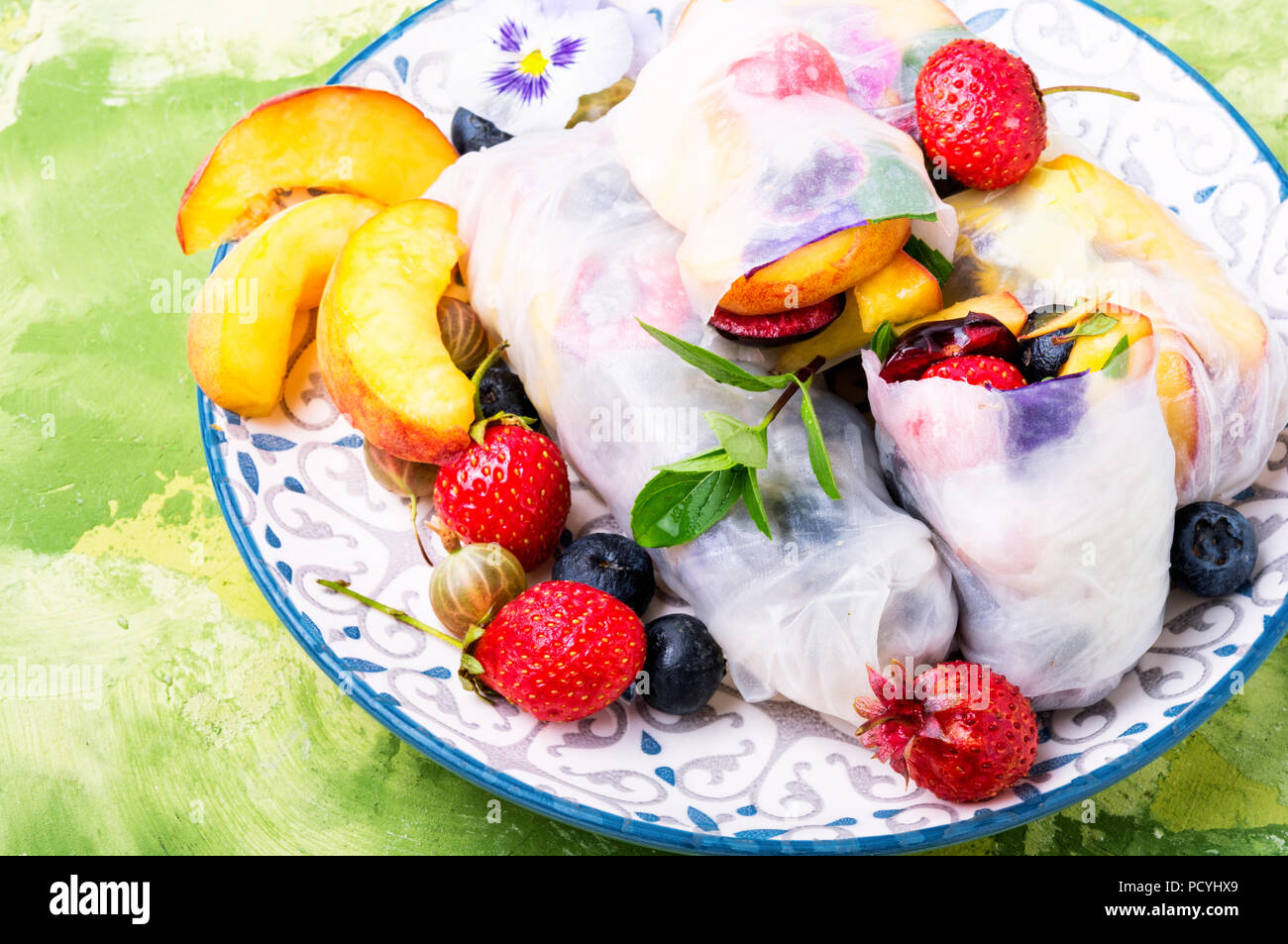 Fresco giapponese assortiti summer rolls impostato con frutti Foto Stock