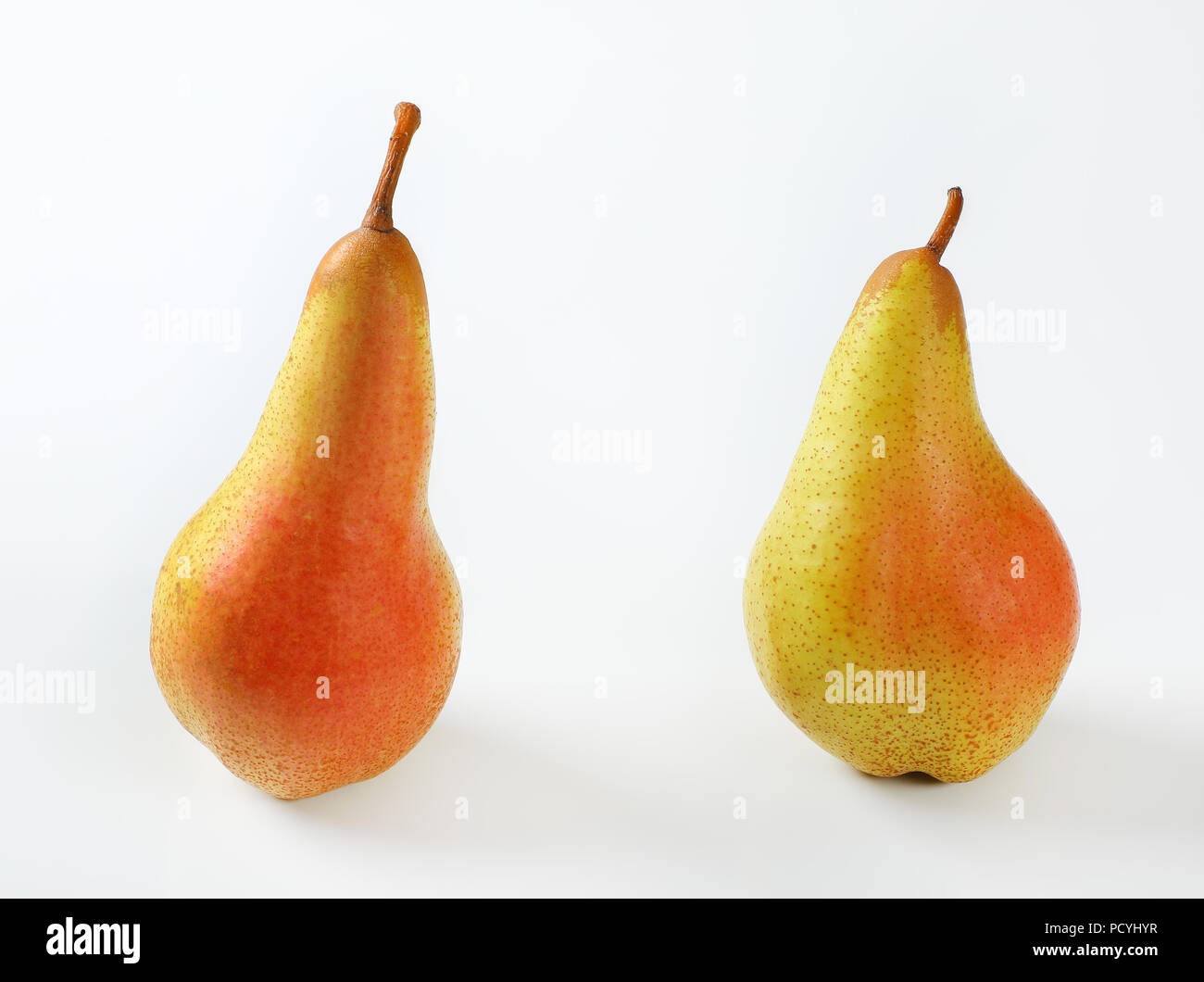 Due pere mature su sfondo bianco Foto Stock