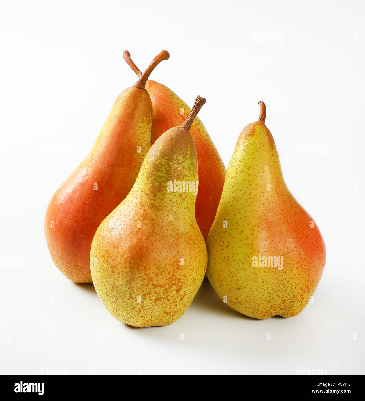 Quattro pere mature su sfondo bianco Foto Stock