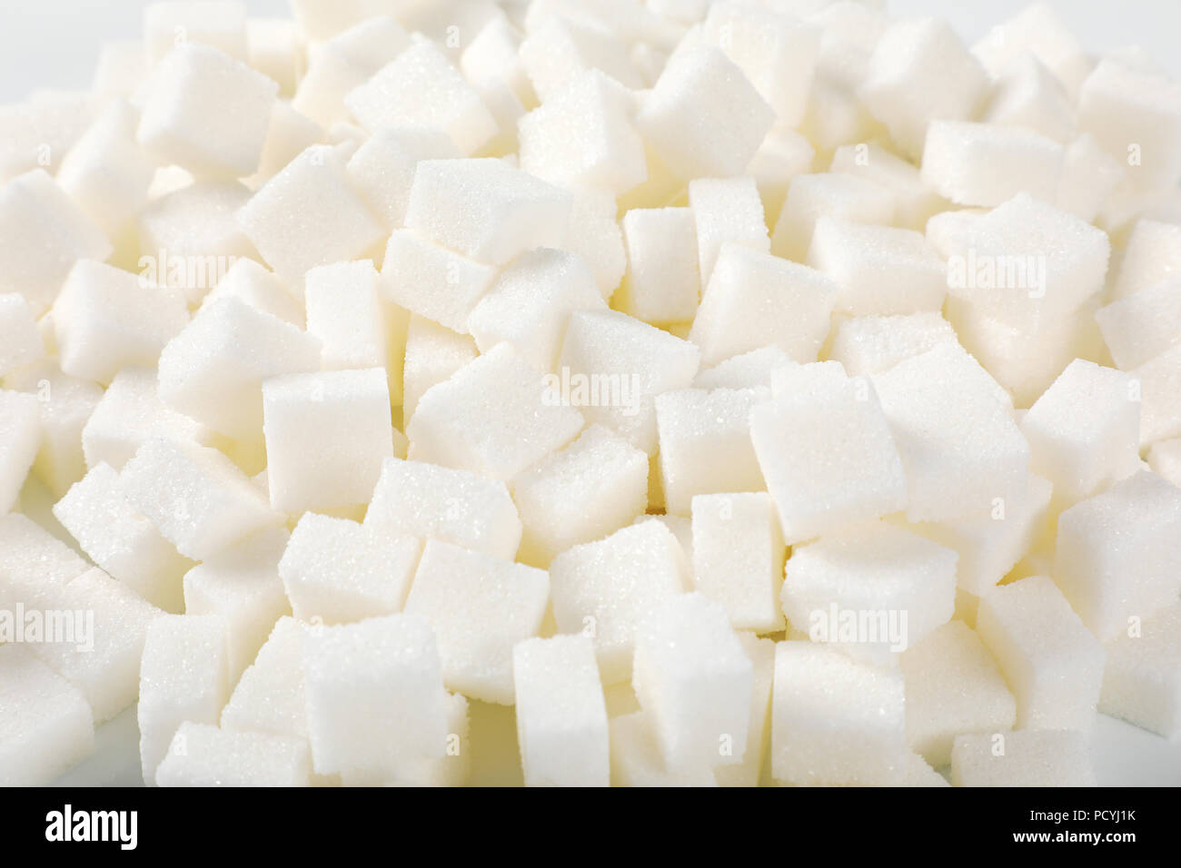 Pila di bianco cubetti di zucchero - close up Foto Stock