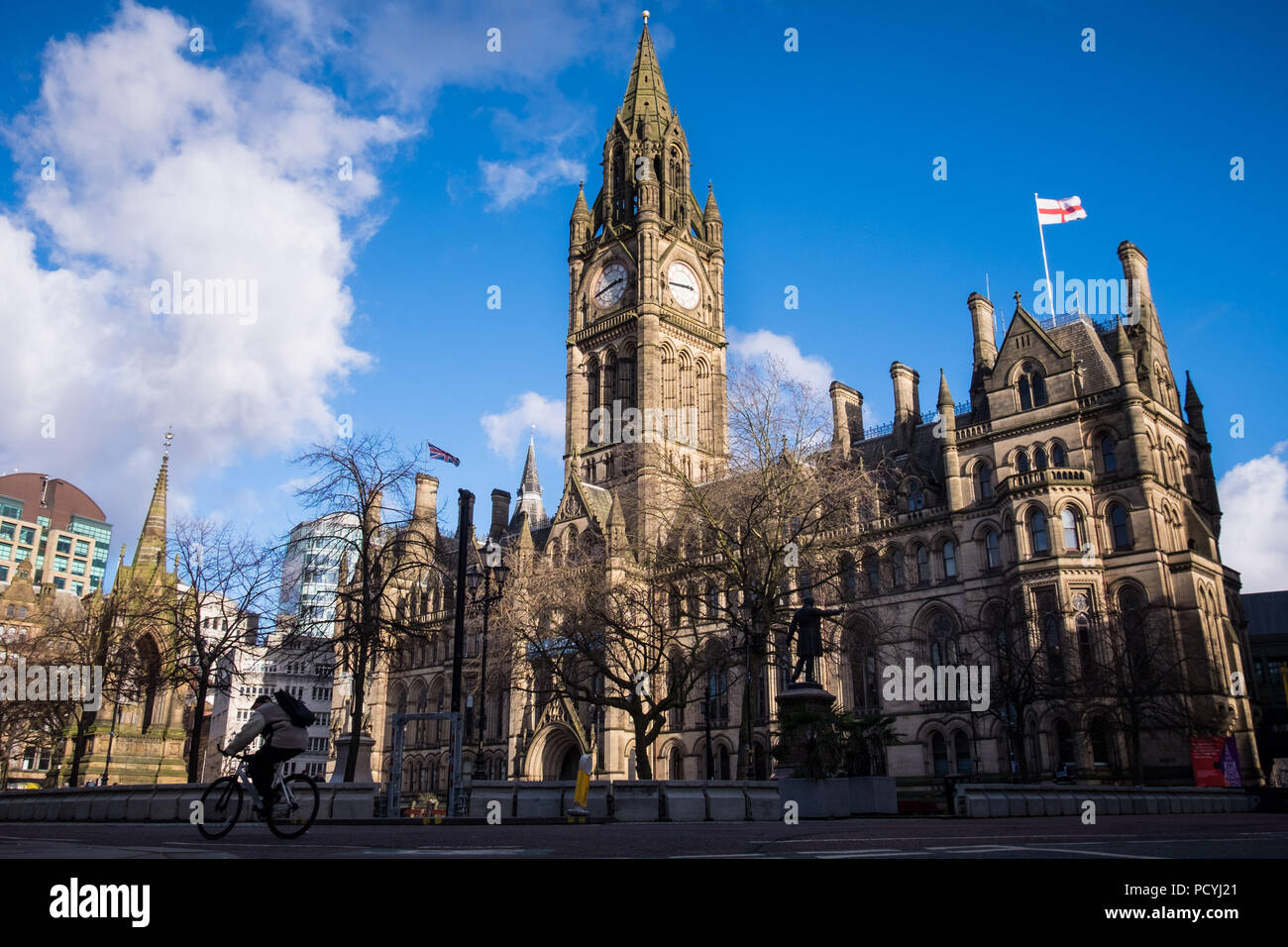 Una vista di Manchester Town Hall in una giornata di sole con un cielo azzurro Foto Stock