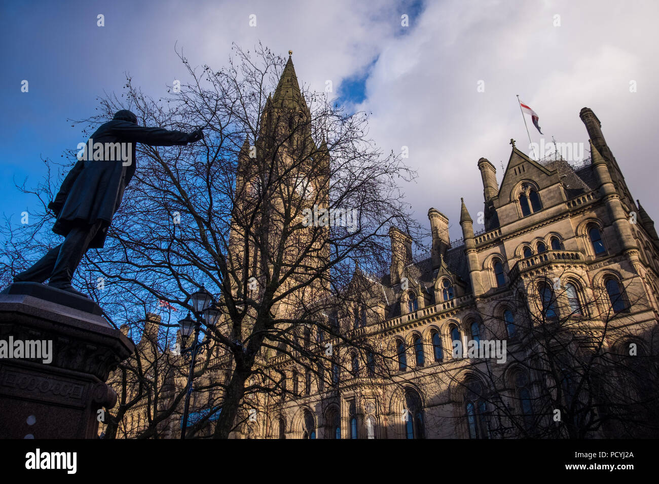 Una vista di Manchester Town Hall in una giornata di sole con un cielo azzurro Foto Stock