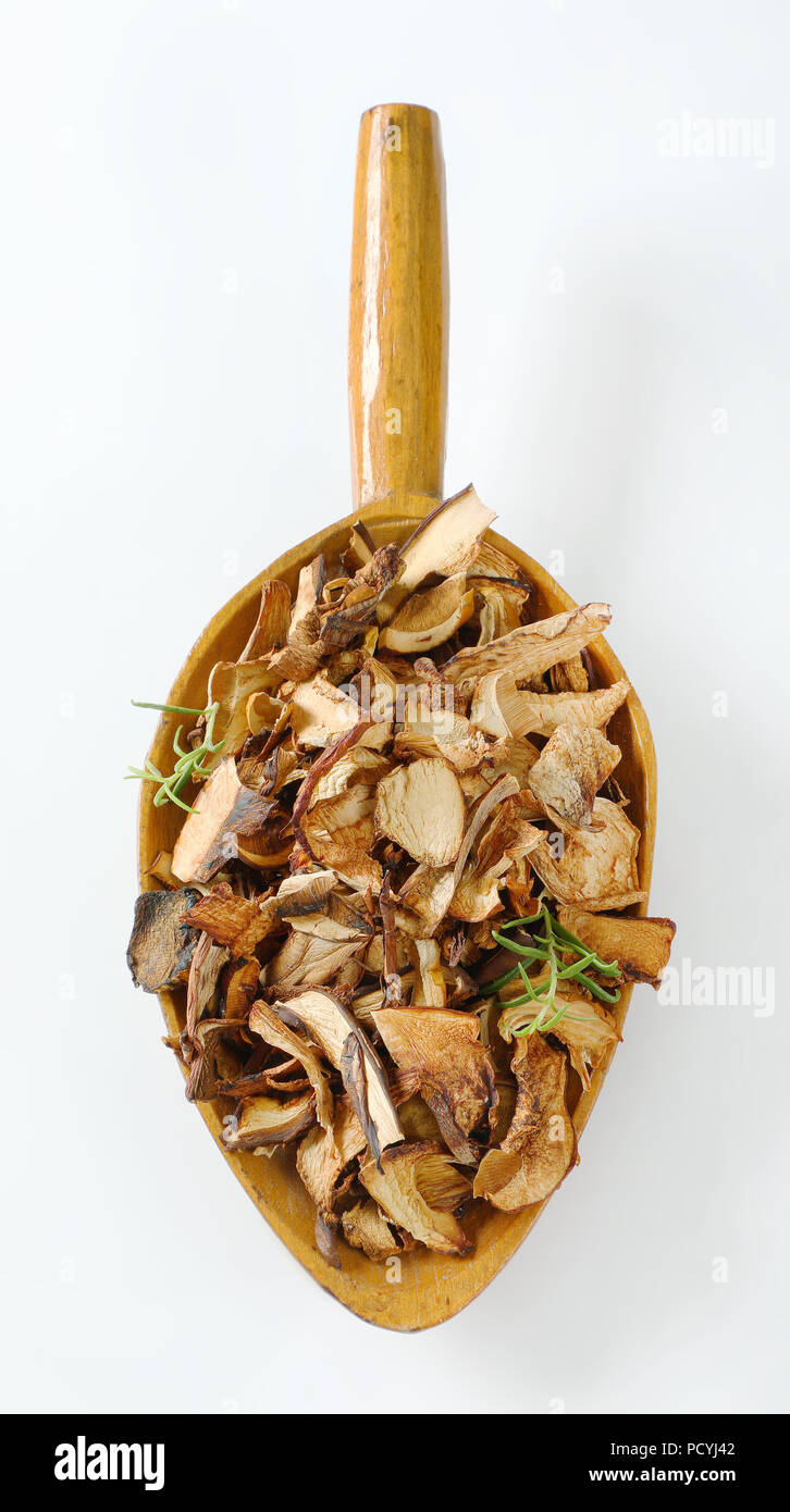 Scoop di funghi secchi su sfondo bianco Foto Stock