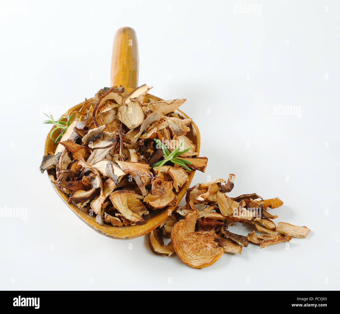 Scoop di funghi secchi su sfondo bianco Foto Stock