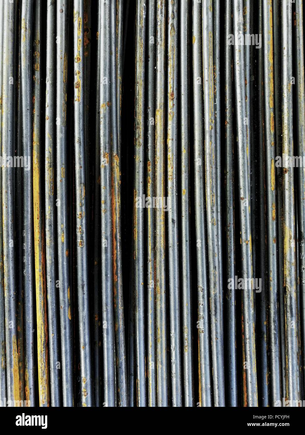 Ruggine barra rotonda di rafforzare un'asta di metallo. al di sotto dello standard di materiale di costruzione Foto Stock