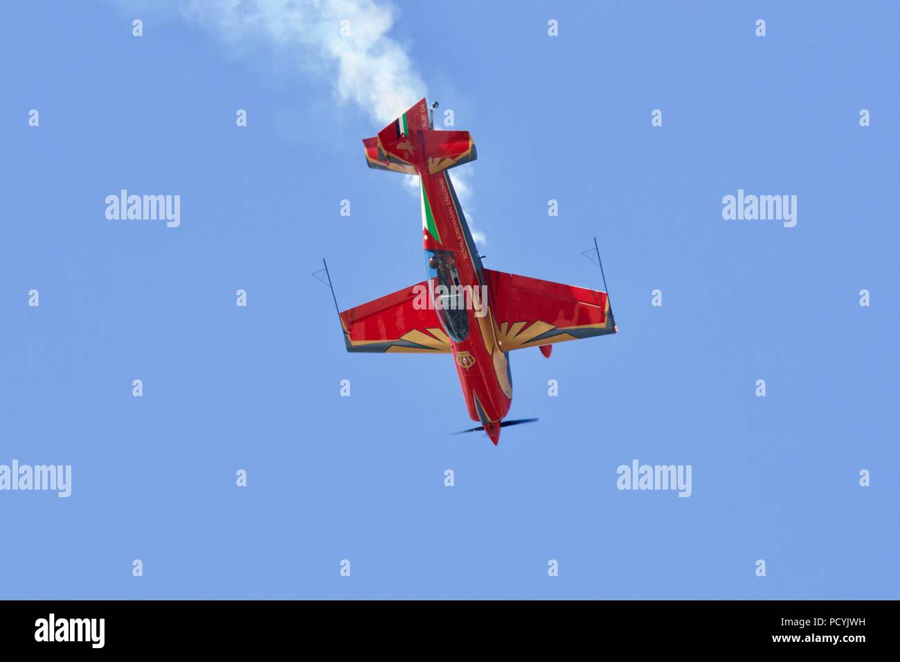 Il Royal Jordanian Falcons - Extra 300LX di aeromobili con un impressionante nuovo schema di verniciatura al 2018 Royal International Air Tattoo Foto Stock