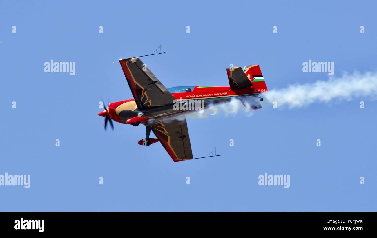 Il Royal Jordanian Falcons - Extra 300LX di aeromobili con un impressionante nuovo schema di verniciatura al 2018 Royal International Air Tattoo Foto Stock