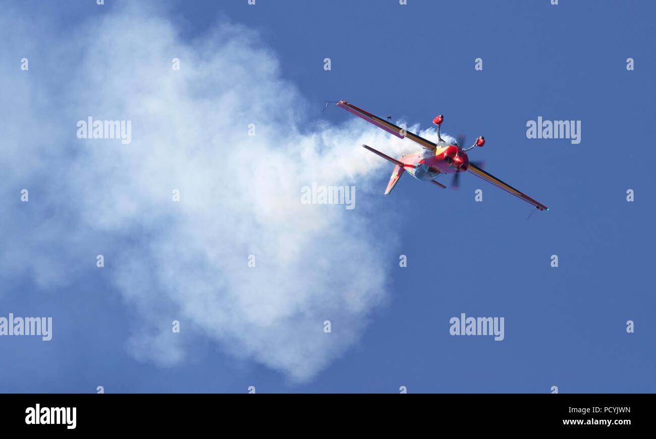 Il Royal Jordanian Falcons - Extra 300LX di aeromobili con un impressionante nuovo schema di verniciatura al 2018 Royal International Air Tattoo Foto Stock