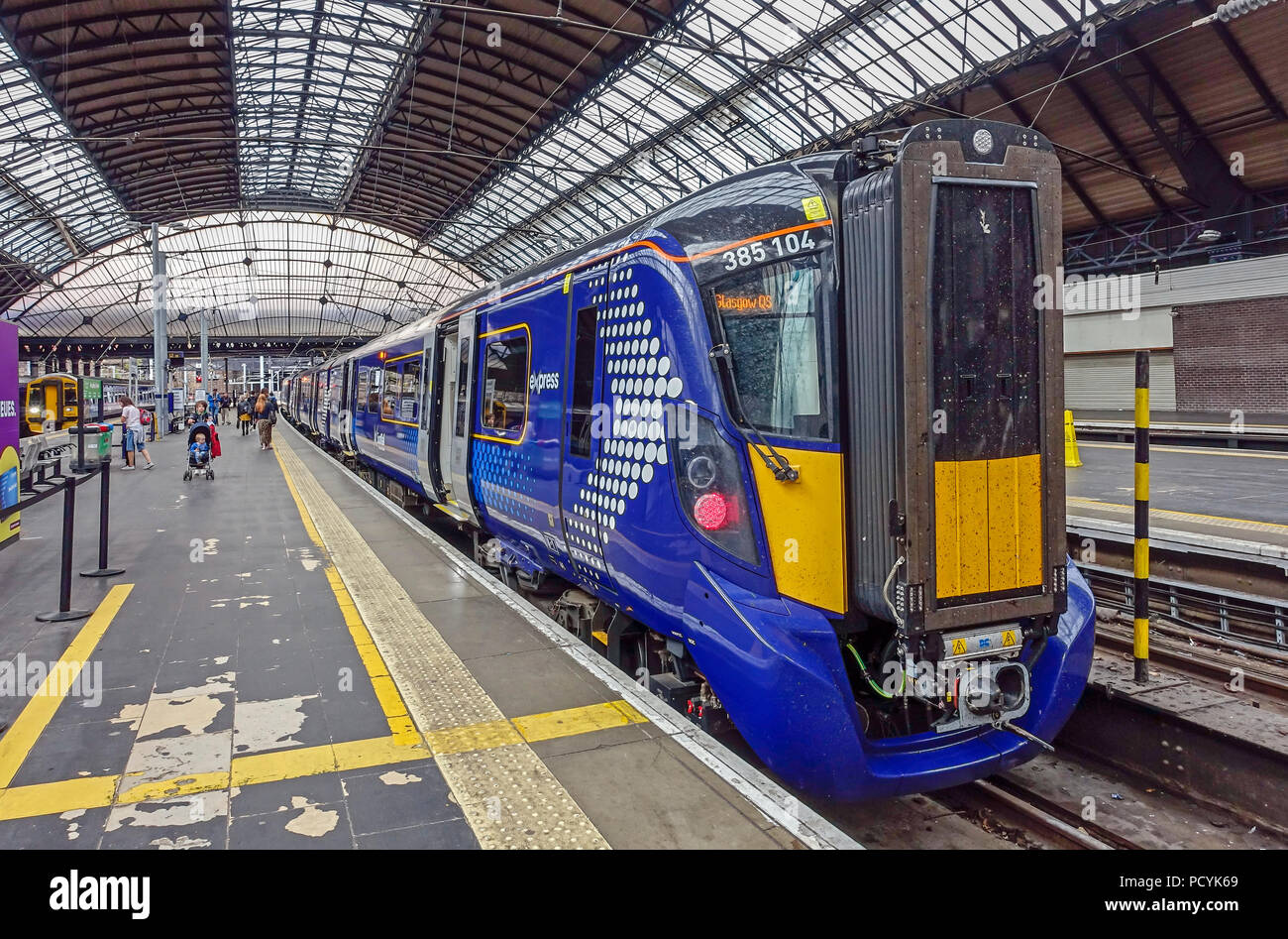 Hitachi realizzato Scotrail nuova classe 385 Electric Multiple Unit lasciando stazione di Queen Street in Glasgow Scotland Regno Unito per Edinburgh Foto Stock