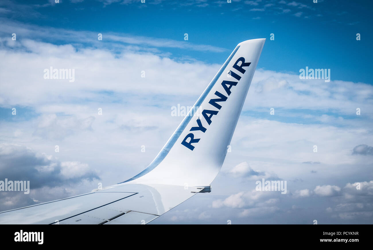 Aereo Ryanair punta ala durante un volo Foto Stock