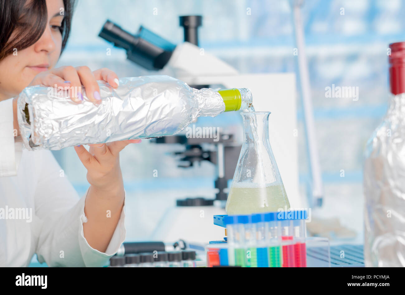 Controllo di Qualità Controllo di esperti di vino in Laboratorio alimenti Foto Stock