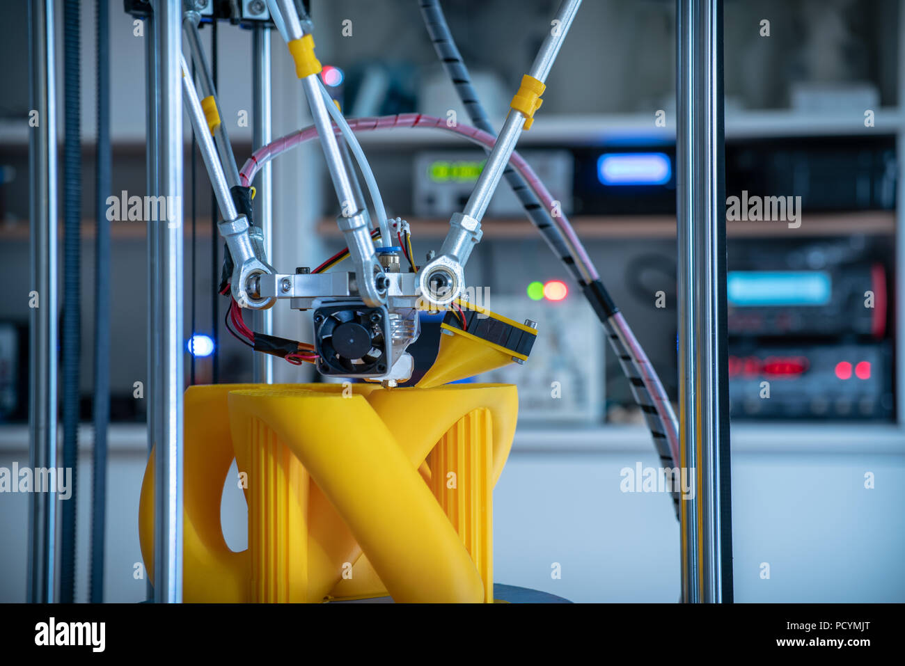 Ricambi di stampa su di un delta stampante 3D in laboratorio industriale Foto Stock