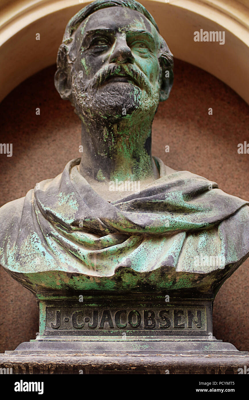 COPENHAGEN, Danimarca - 18 maggio 2018 Ny Carlsberg distretto: busto in bronzo di Jacob Christian Jacobsen industriale e fondatore della fabbrica di birra Carlsberg Foto Stock