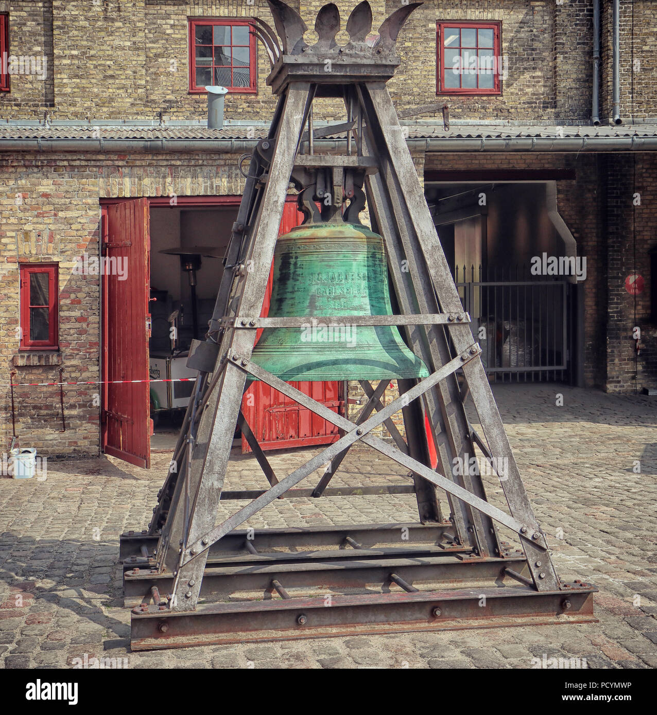 COPENHAGEN, Danimarca - 18 maggio 2018 la vecchia fabbrica di birra Carlsberg a Copenhagen: i tini di filtrazione campana in bronzo datata 1887 in esposizione in cantiere Foto Stock