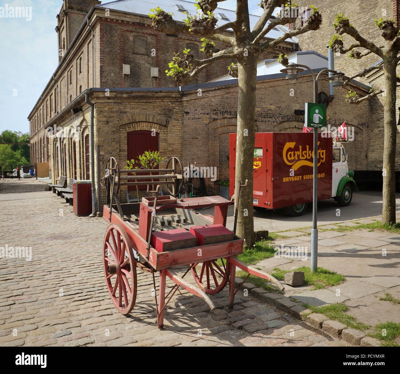 COPENHAGEN, Danimarca - 18 maggio 2018 il cortile della vecchia fabbrica di birra Carlsberg a Copenhagen con un vecchio carrello in esposizione Foto Stock