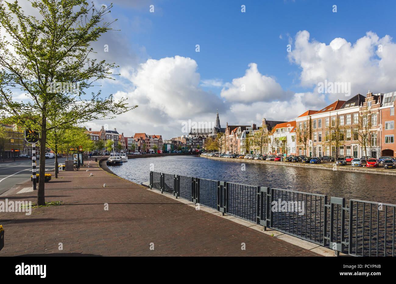 Canal con case storiche in vecchio Haarlem, Olanda Foto Stock