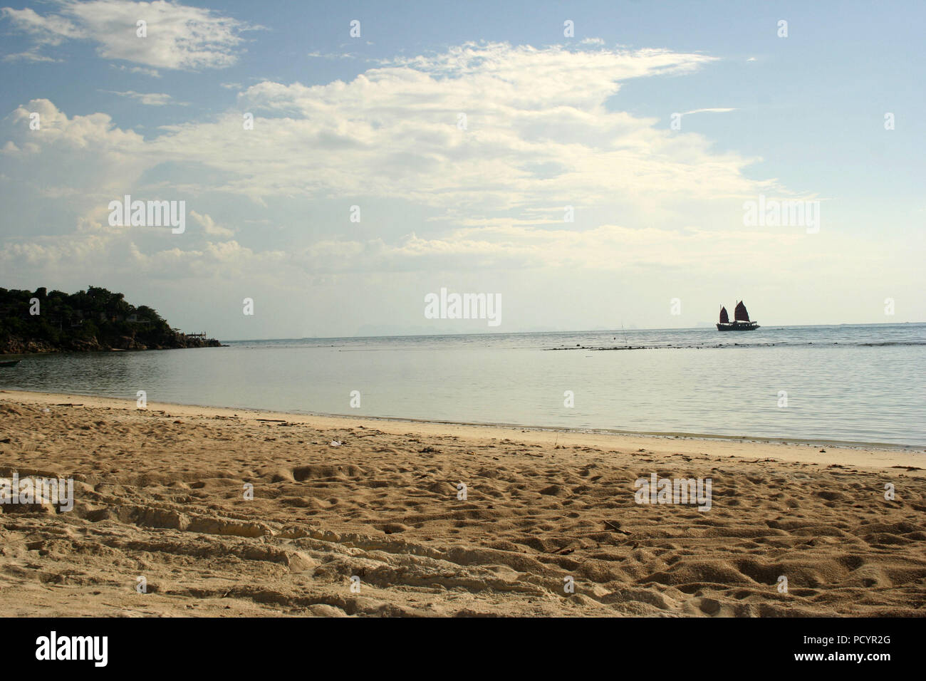 Asian barca a vela sul mare con spiaggia in primo piano, Thailandia Foto Stock