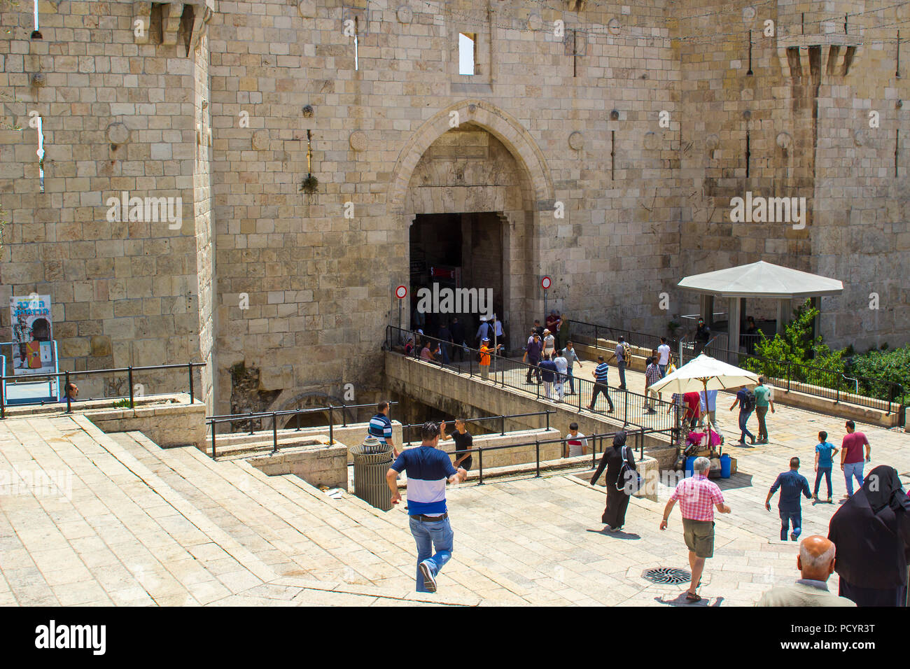 11 maggio 2018 la gente del posto e i turisti scendere i gradini di pietra che conduce alla occupato Damasco Gate verso le antiche mura di Gerusalemme Israele Foto Stock