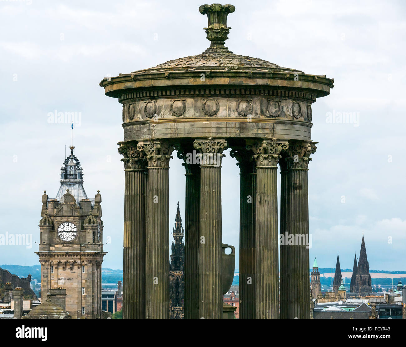 Vista sul centro di Edimburgo con Balmoral Hotel Orologio e Playfair progettato Dugald Stewart monumento su Calton Hill, Edimburgo, Scozia, Regno Unito Foto Stock