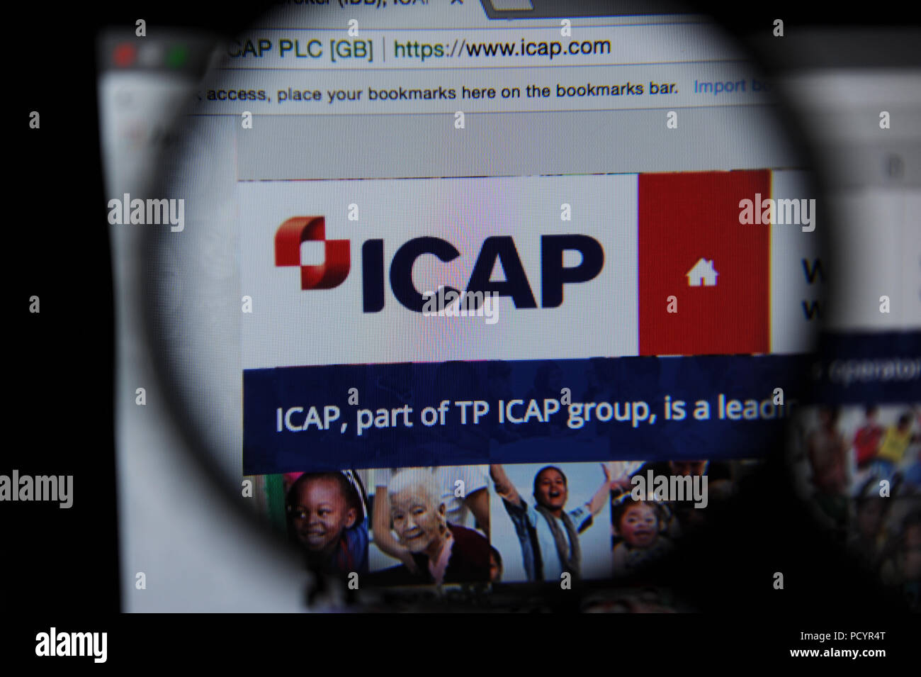 Il sito Web ICAP visto attraverso una lente di ingrandimento Foto Stock