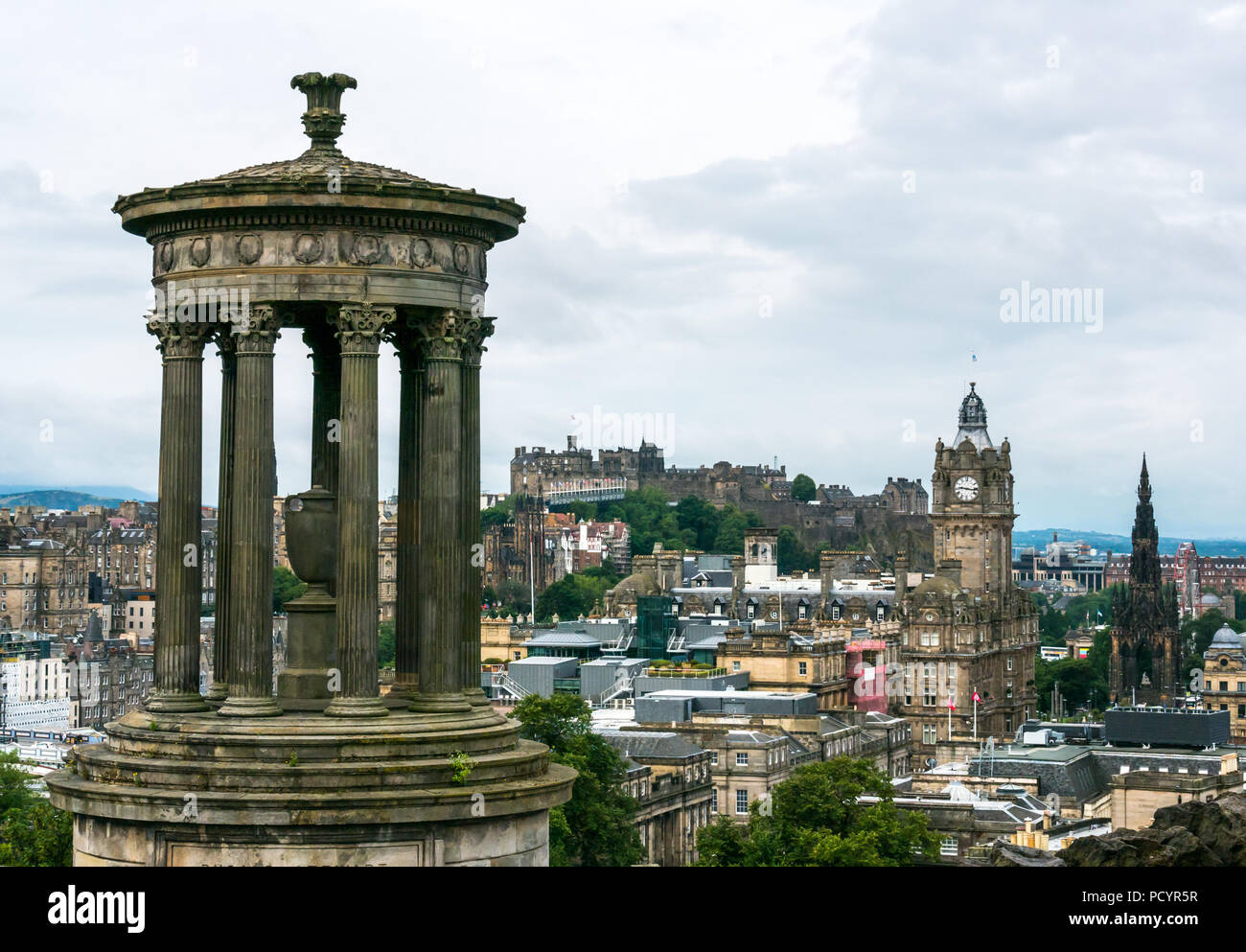 Vista sul centro di Edimburgo con Balmoral Hotel Orologio e Playfair progettato Dugald Stewart monumento su Calton Hill, Edimburgo, Scozia, Regno Unito Foto Stock
