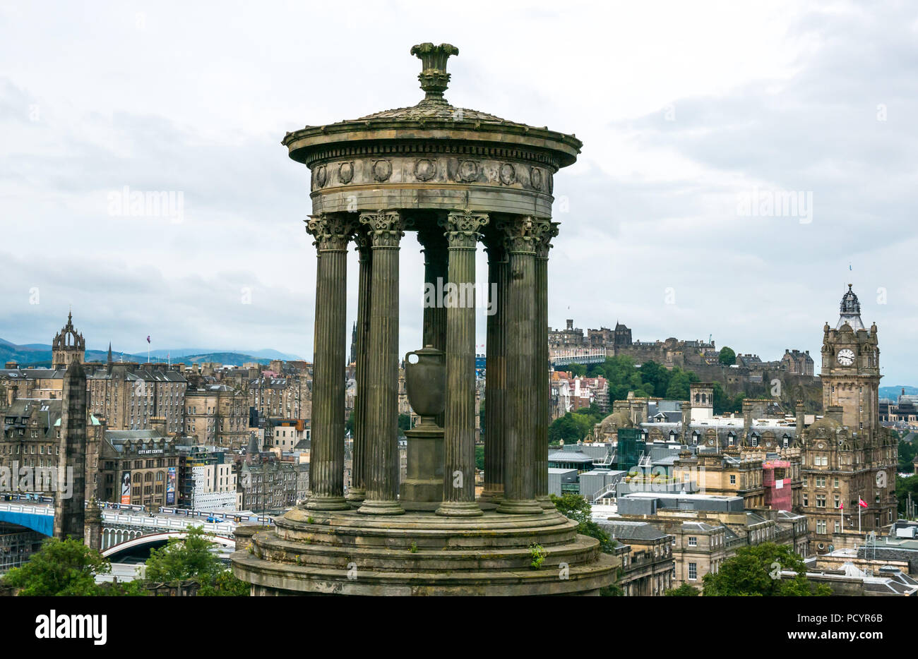Vista sul centro di Edimburgo con Balmoral Hotel Orologio e Playfair progettato Dugald Stewart monumento su Calton Hill, Edimburgo, Scozia, Regno Unito Foto Stock