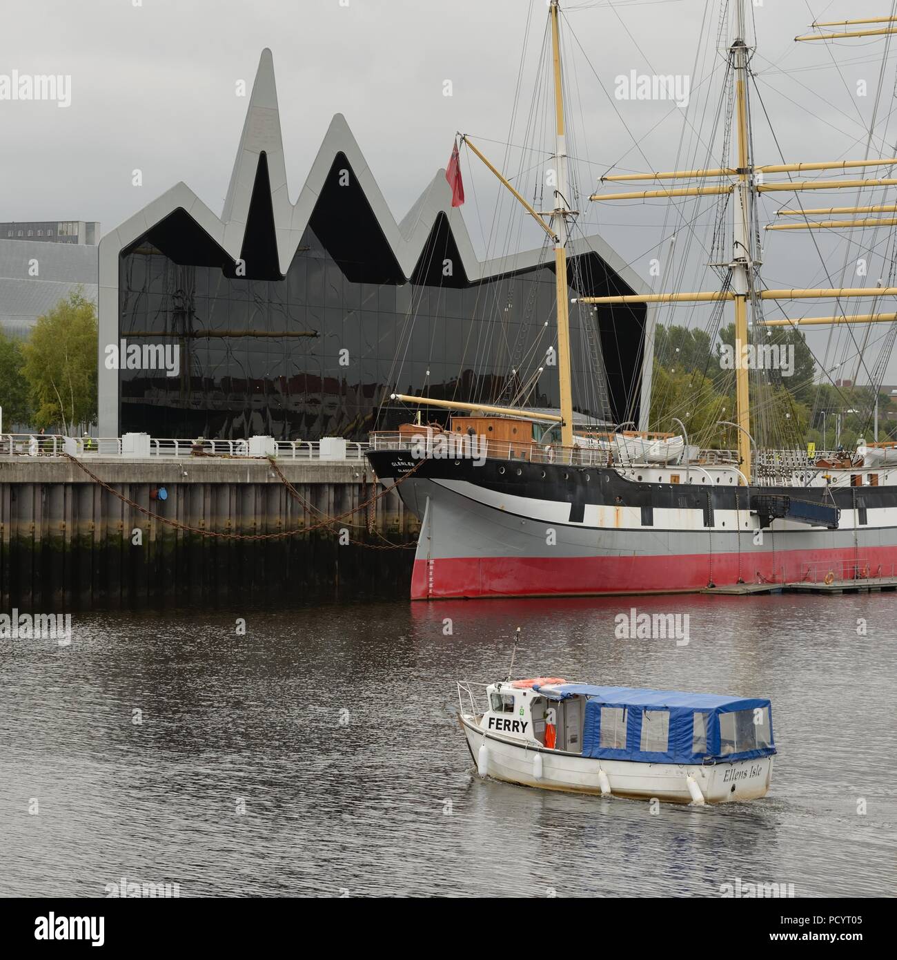 Free Estate traghetti che attraversano la Clyde tra Govan e il lungofiume del museo dei trasporti di Glasgow, Scotland, Regno Unito Foto Stock