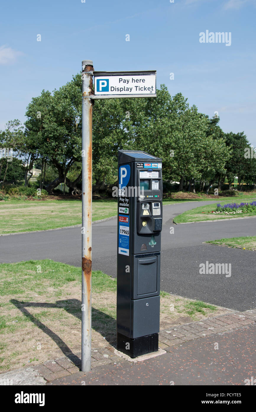 Parcheggio segni e macchine sulle strade di Southport Foto Stock