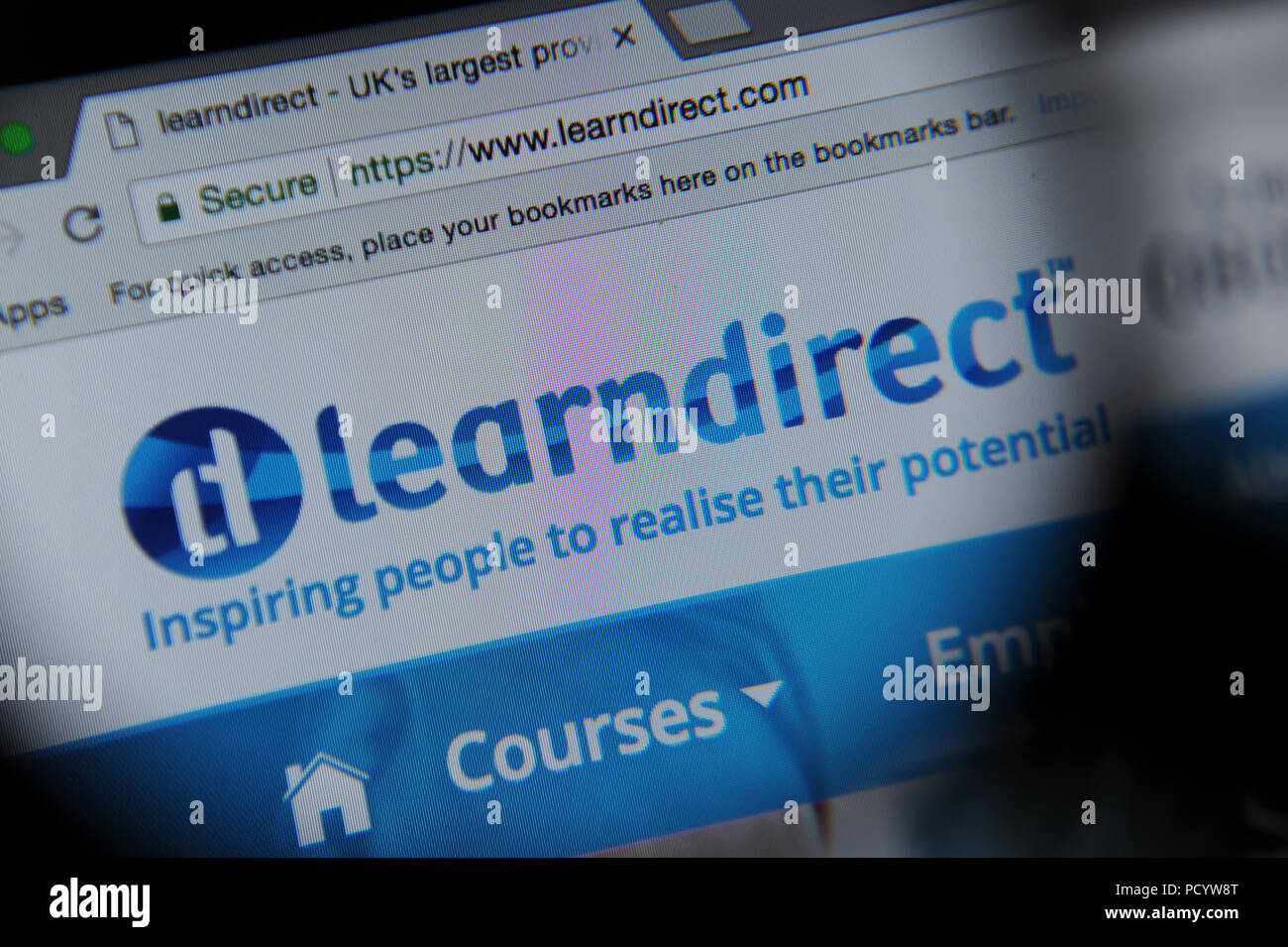 Il sito web Learndirect visto attraverso una lente di ingrandimento Foto Stock