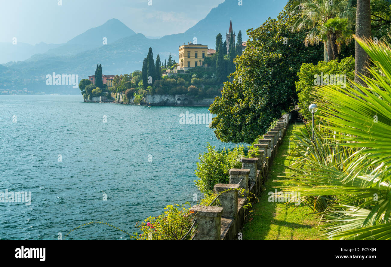 La bella villa Monastero a Varenna su una soleggiata giornata estiva. Il lago di Como, Lombardia, Italia. Foto Stock