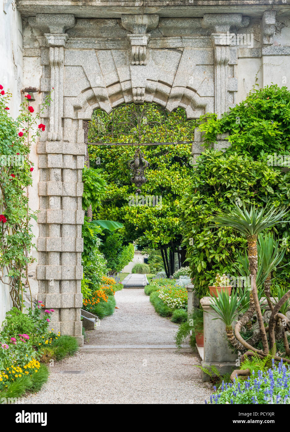 La bella villa Monastero a Varenna su una soleggiata giornata estiva. Il lago di Como, Lombardia, Italia. Foto Stock