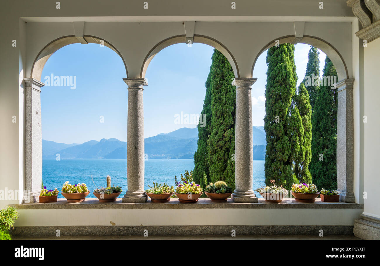 La bella villa Monastero a Varenna su una soleggiata giornata estiva. Il lago di Como, Lombardia, Italia. Foto Stock