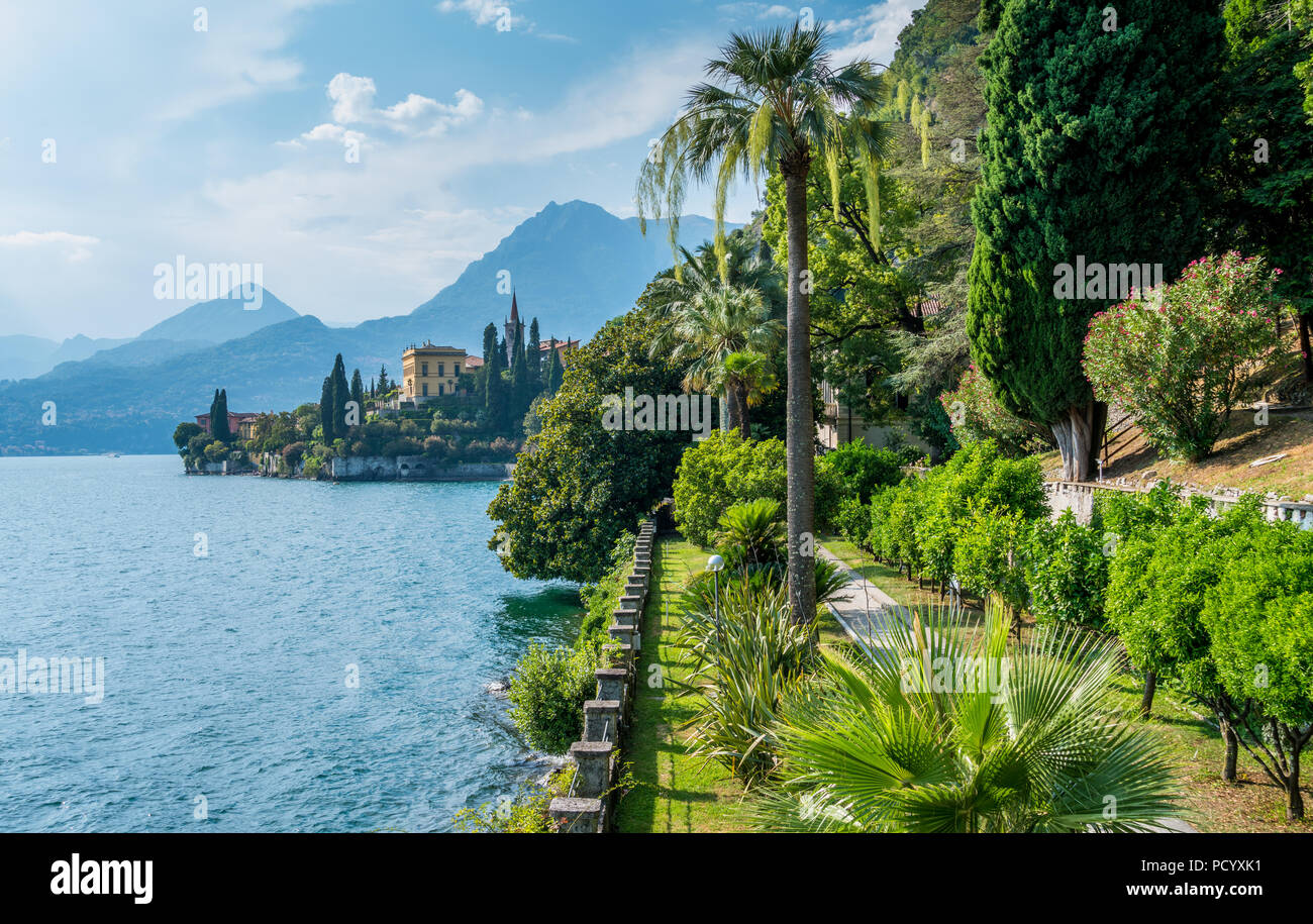 La bella villa Monastero a Varenna su una soleggiata giornata estiva. Il lago di Como, Lombardia, Italia. Foto Stock