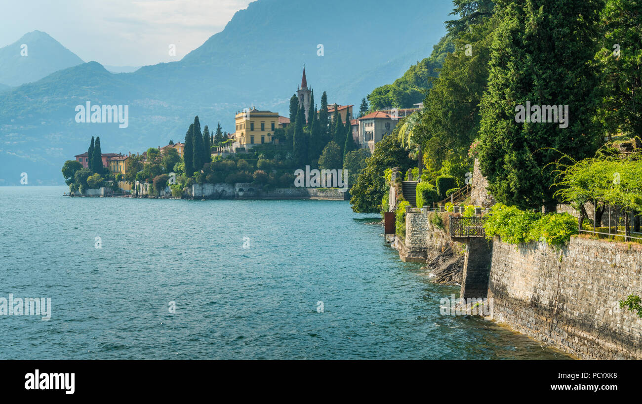 La bella villa Monastero a Varenna su una soleggiata giornata estiva. Il lago di Como, Lombardia, Italia. Foto Stock