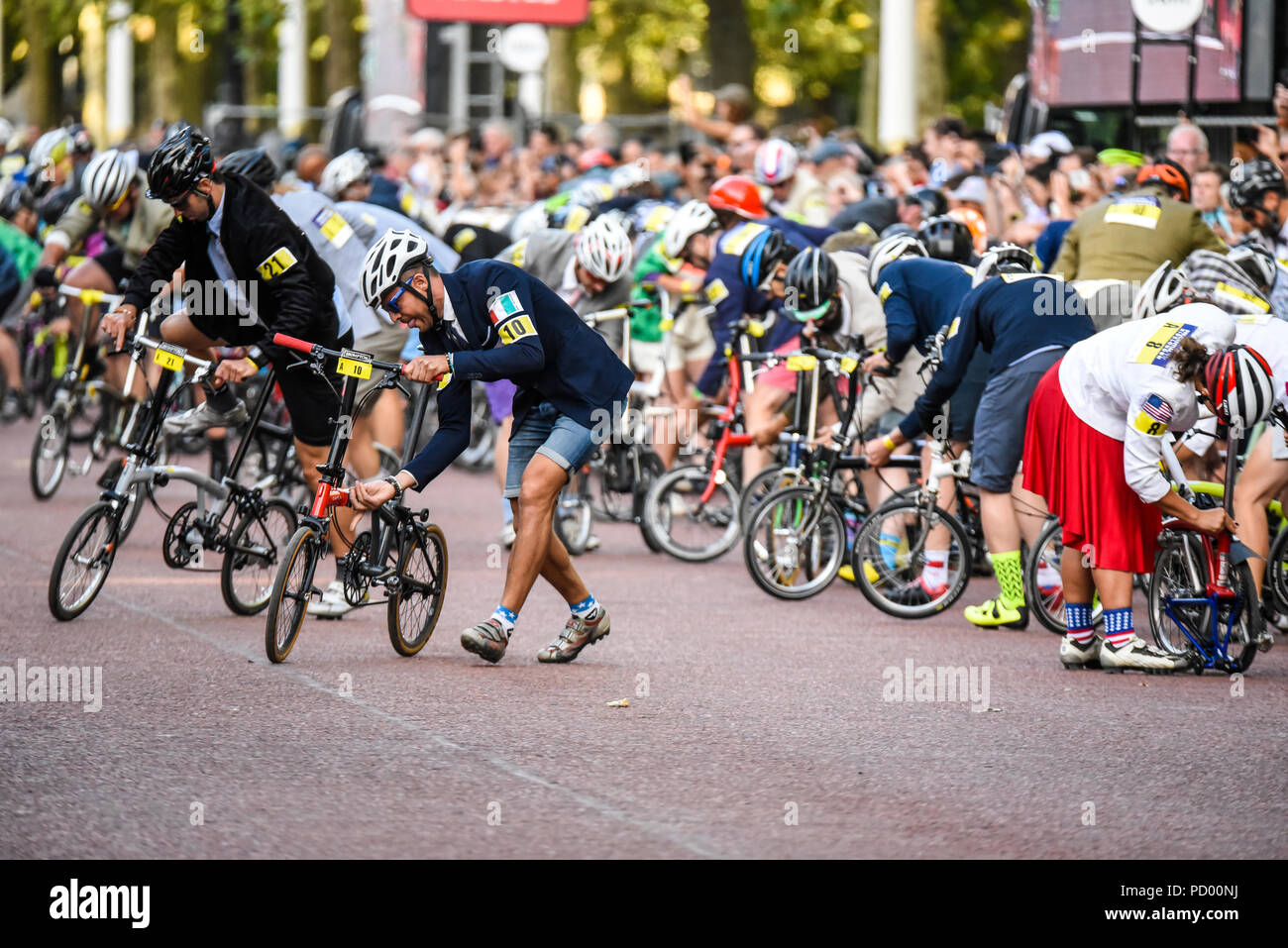 Piloti scramble per costruire le loro Brompton biciclette pieghevoli prima di iniziare la Brompton World Championship finale. Il dispiegamento. Bike. Di cicli Foto Stock