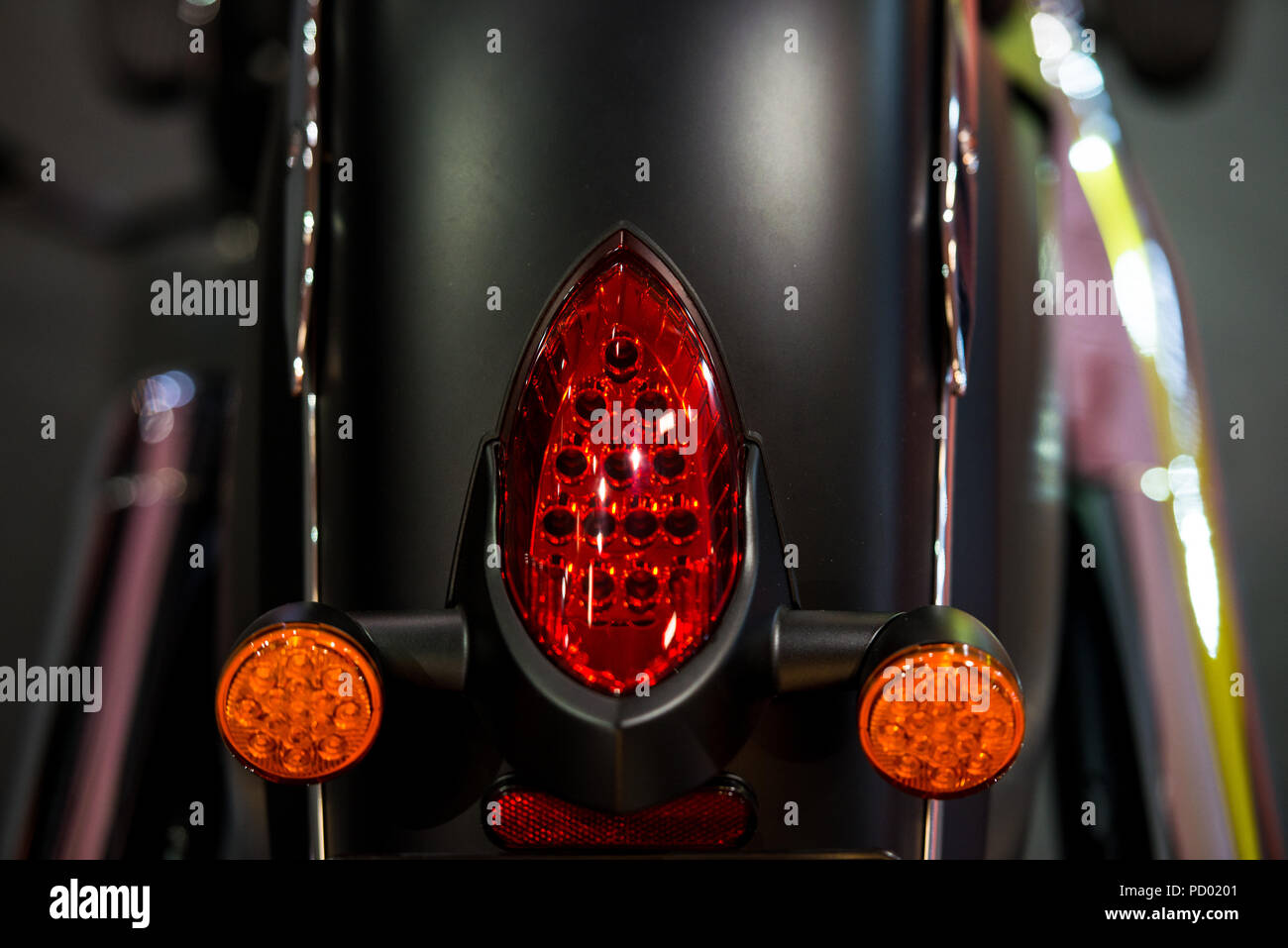 Luce di arresto e indicatori di direzione su una motocicletta moderna Foto Stock