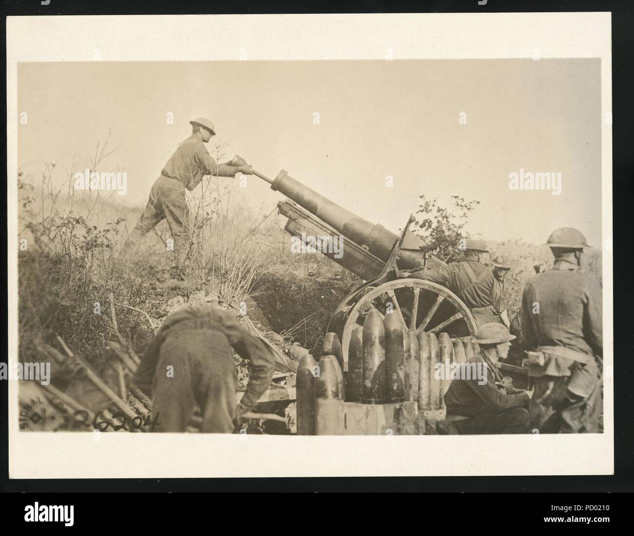 American 155 mm artiglieria cooperante con la ventinovesima Div. in posizione sulla strada appena preso dai tedeschi. Bat(teria) un 324artiglieria, 158(th) Brig(ade) in Francia - Signal Corps. Foto Stock