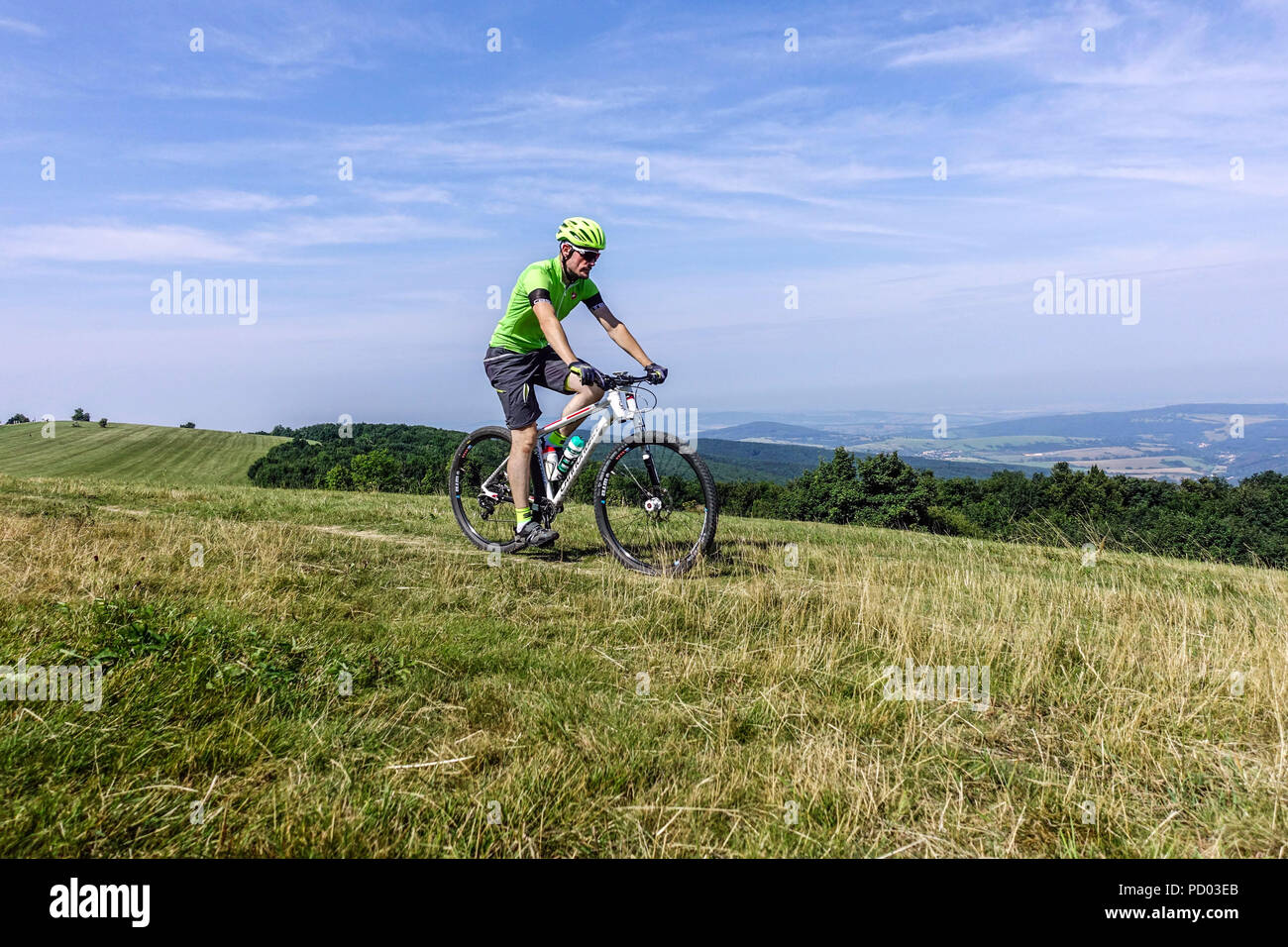 Biker ciclismo su un sentiero di montagna, Velka Javorina hill, ceco frontiera slovacca nei Carpazi Bianchi Foto Stock