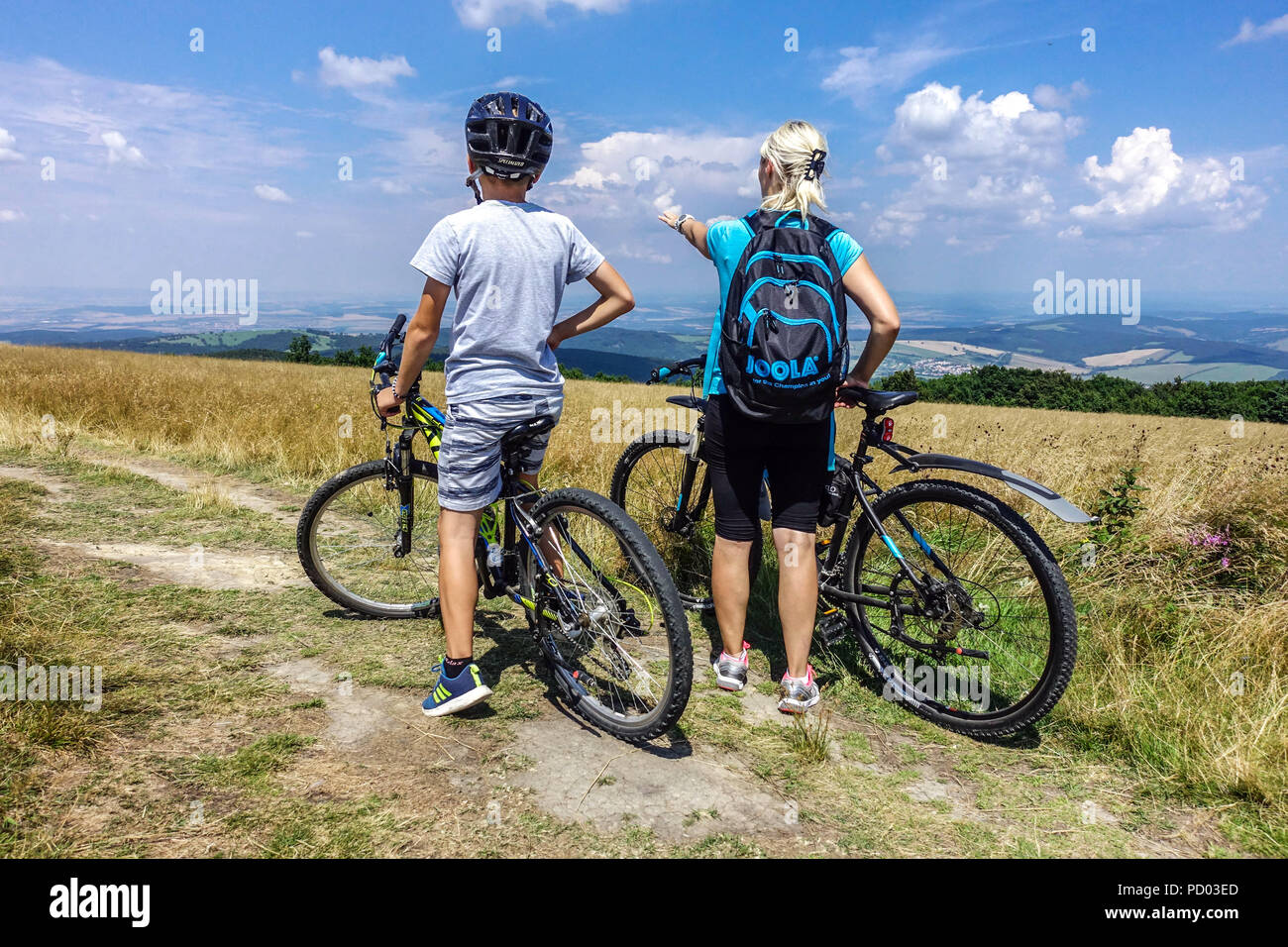 Ciclisti su un sentiero di montagna, Velka Javorina montagna, ceco confine slovacco in White Carpazi Montagne Repubblica Ceca ciclismo campagna Foto Stock