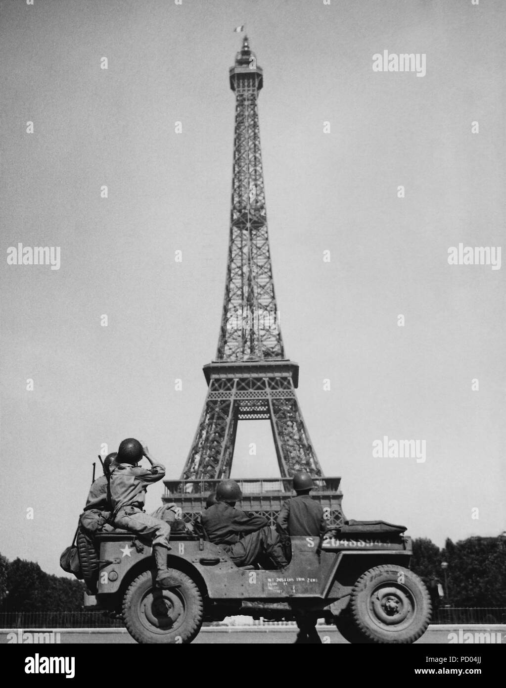 Soldati americani guarda come il tricolore vola da la Torre Eiffel di nuovo. Foto Stock
