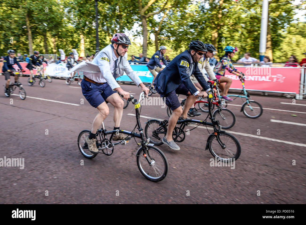 Brompton Mondo del ciclo finale di campionato durante RideLondon prudenziali di eventi per il ciclo in Mall, Londra, Regno Unito. Brompton ciclo di piegatura, bike, gara ciclistica Foto Stock