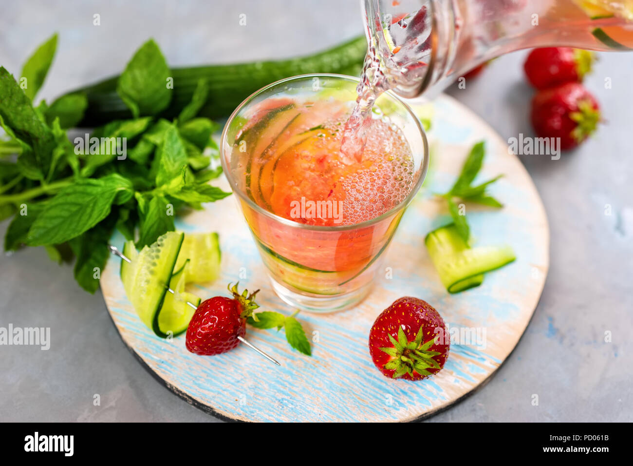 Non alcoliche summer cocktail con soda, fragole e cetrioli Foto Stock