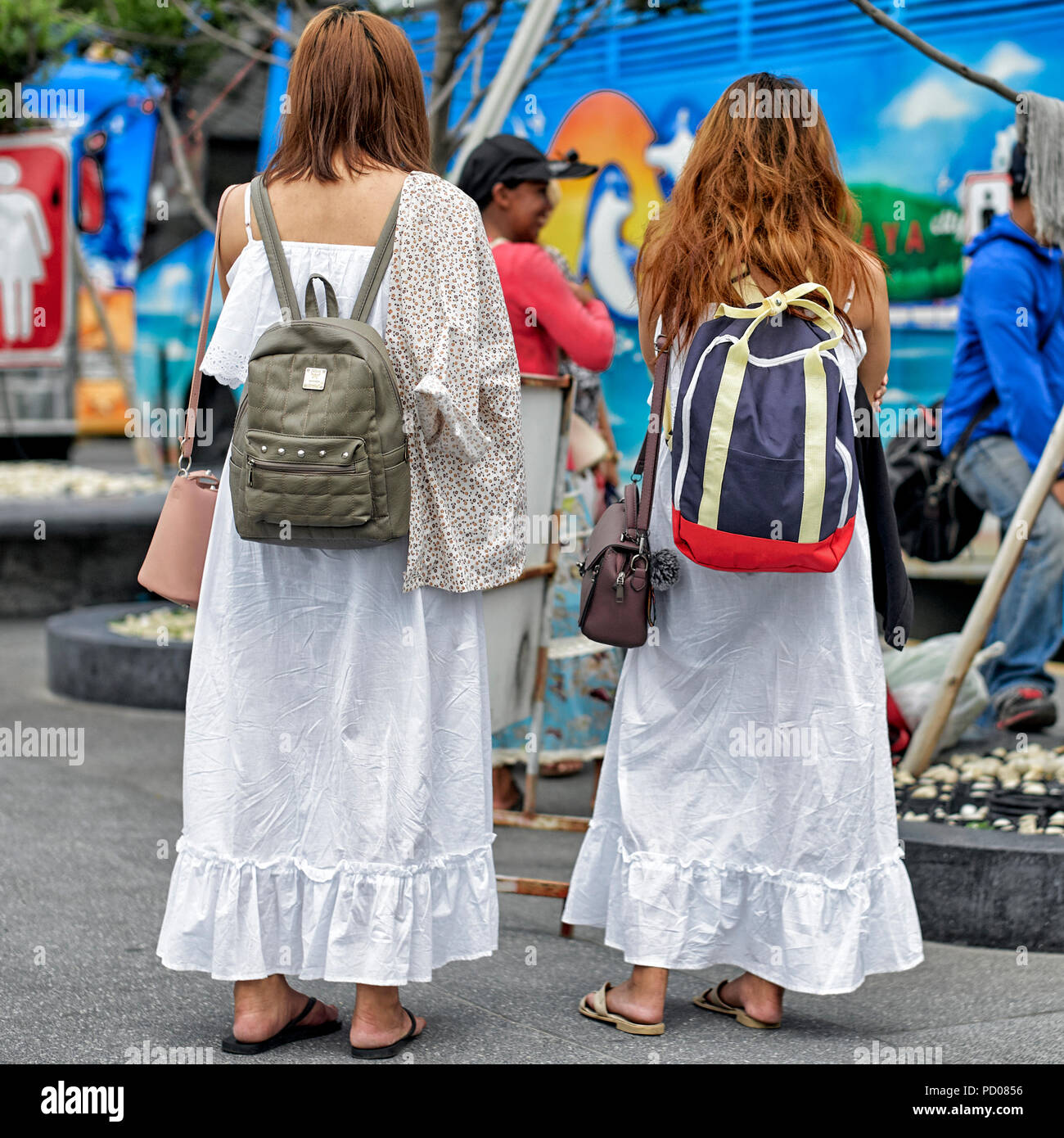 Due ragazze vestite di bianco a piena lunghezza abiti. Fresca estate abbigliamento Foto Stock